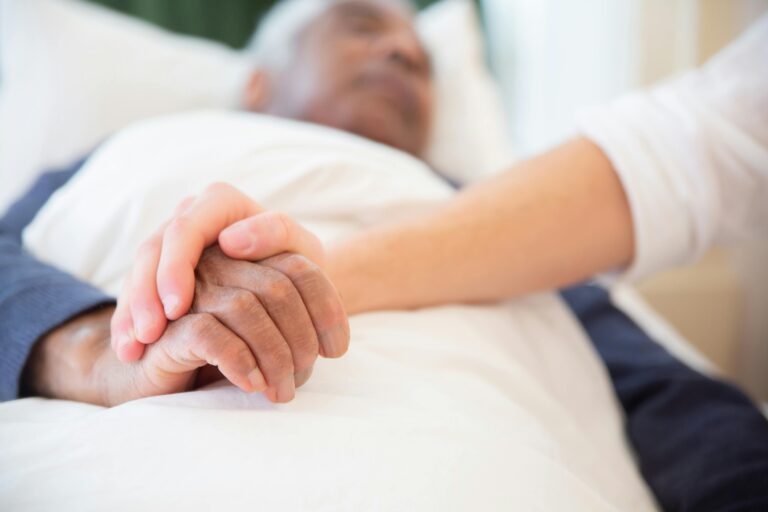 CUIDADOS PALIATIVOS: HUMANIZAÇÃO E QUALIDADE DE VIDA EM CLÍNICAS DE TRANSIÇÃO
