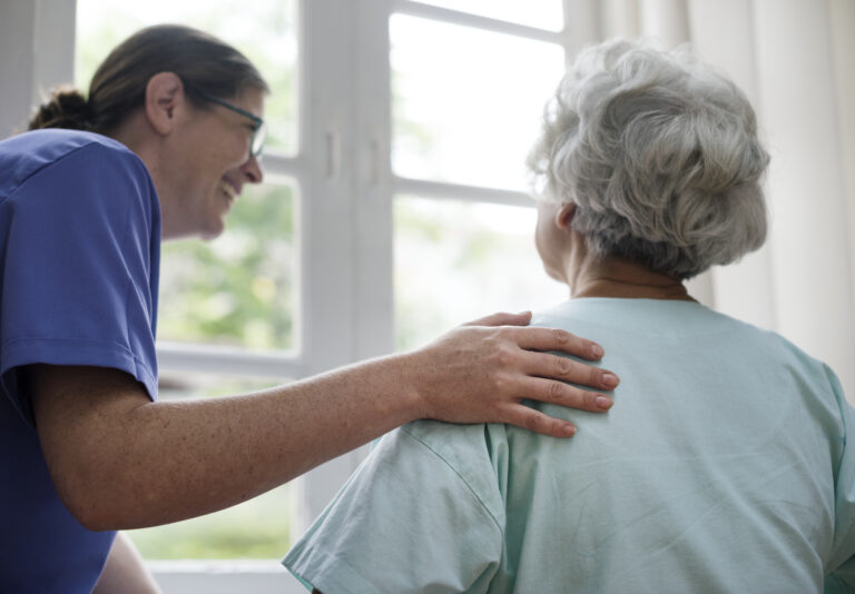 COMO A REABILITAÇÃO PERSONALIZADA ACELERA A RECUPERAÇÃO APÓS INTERNAÇÕES PROLONGADAS
